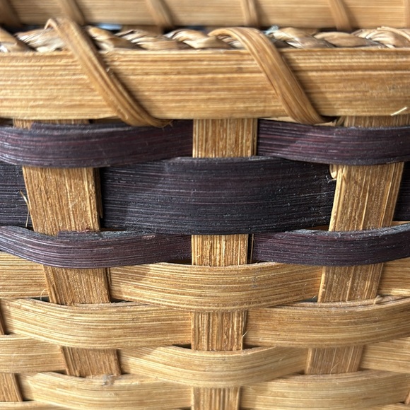 Vintage Woven Reed Basket with with wire heart. Natural/Navy Blue - Picture 3 of 8